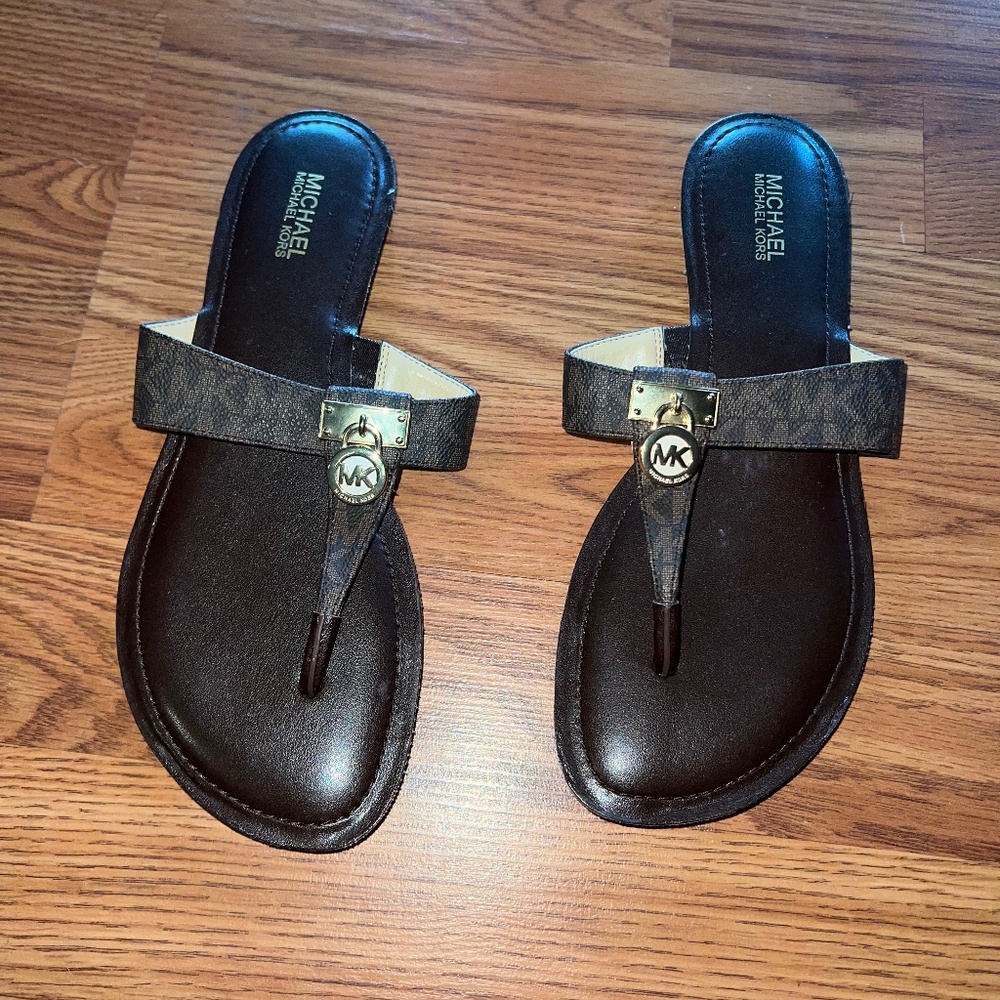 Size 7.5M Michael Kors Flip Flopd